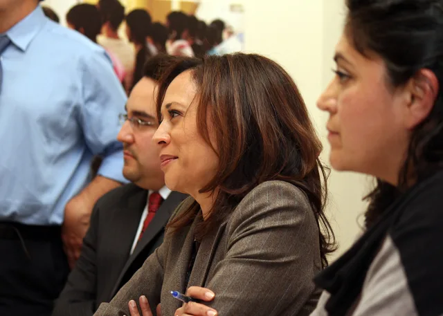 Attorney General Kamala D. Harris meets with San Francisco homeowners facing foreclosure at the Mission Economic Development Agency. Haftungshöchstgrenzen in Dienstleistungsverträgen prüfen