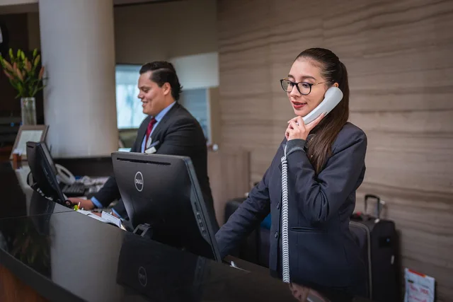 receptionists, phone call, hotel, reception, woman, man, work, attention, lobby, employees, professional, company, assistance, hotel, hotel, hotel, hotel, hotel, reception. Kommunikationswege und Ansprechpartner bei Dienstleistern bewerten