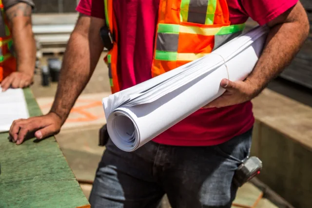 construction worked hold roll blueprints. Referenzen von Anbietern einordnen: Nachweise in Vergabeverfahren und im Kundenmarketing